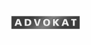Zu sehen ist der weiße Schriftzug "ADVOKAT" auf grauem Hintergrund